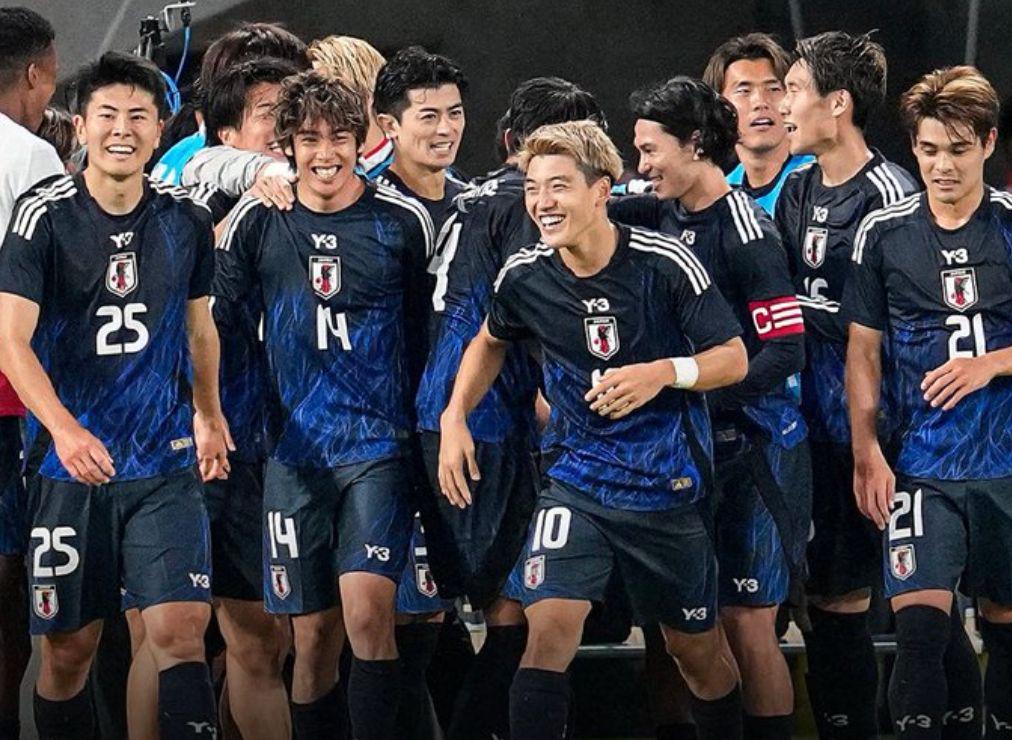 本足球竖起 本足球竖起